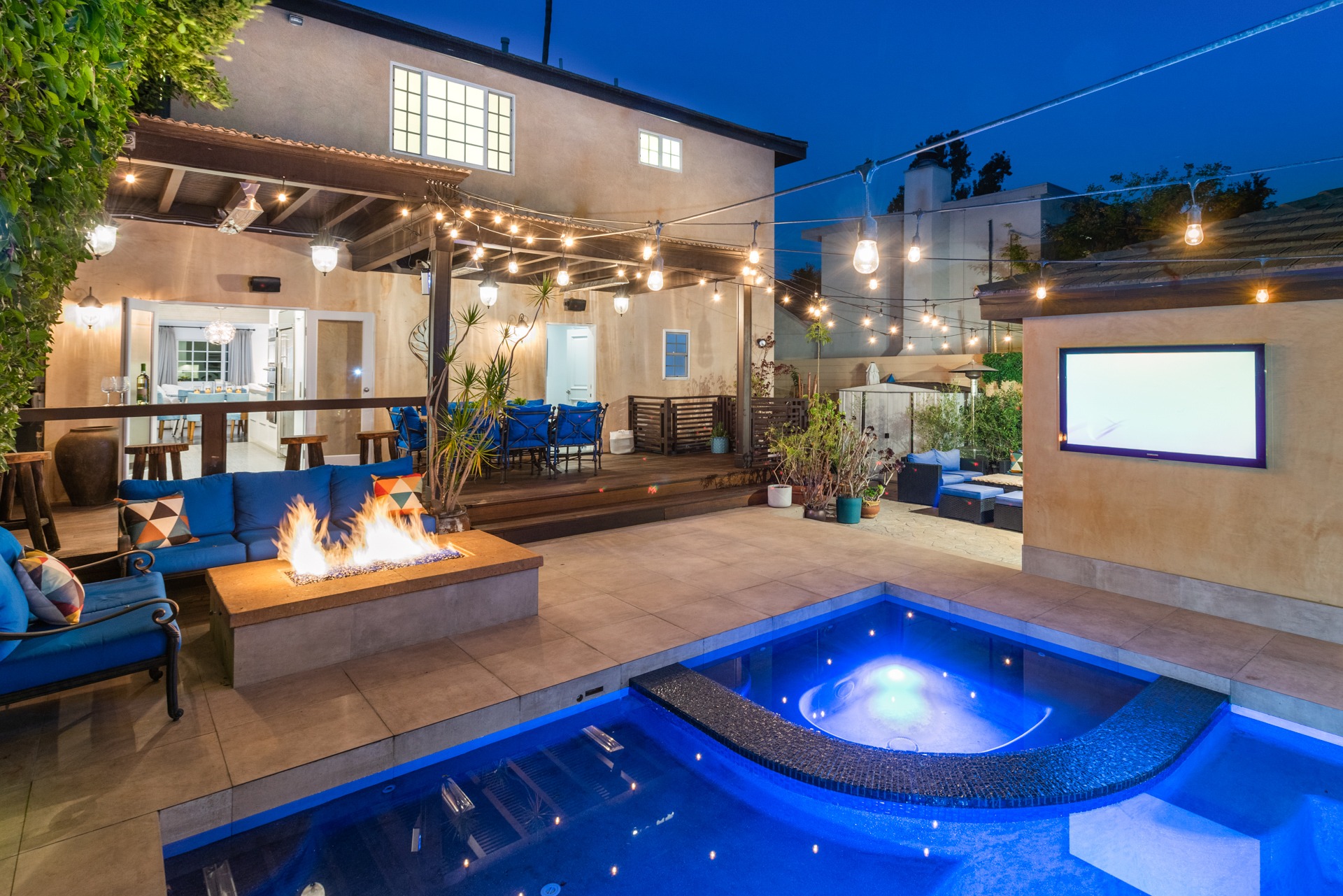 711 Huntley Dr, West Hollywood, CA 90069