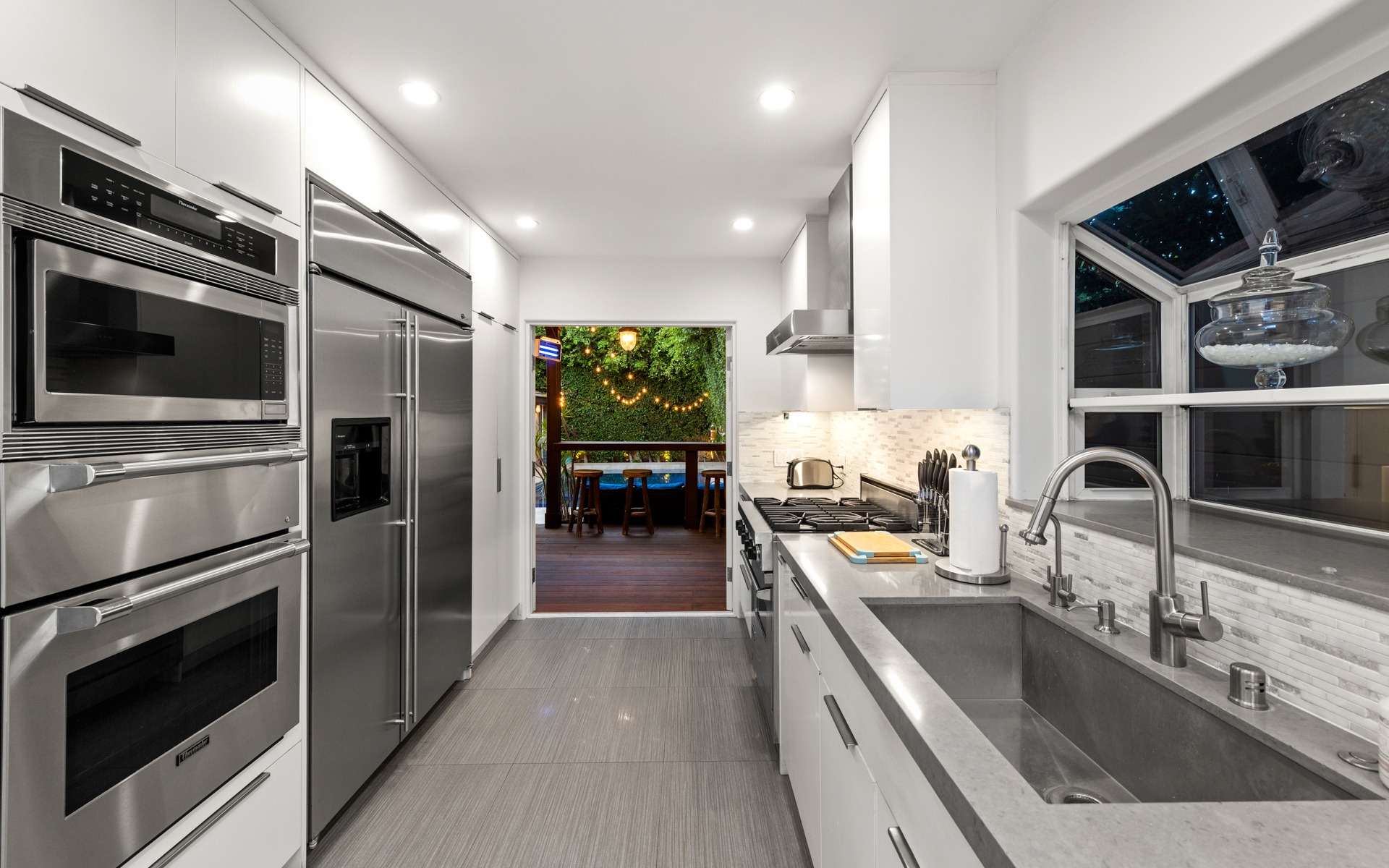 711 Huntley Dr, West Hollywood, CA 90069