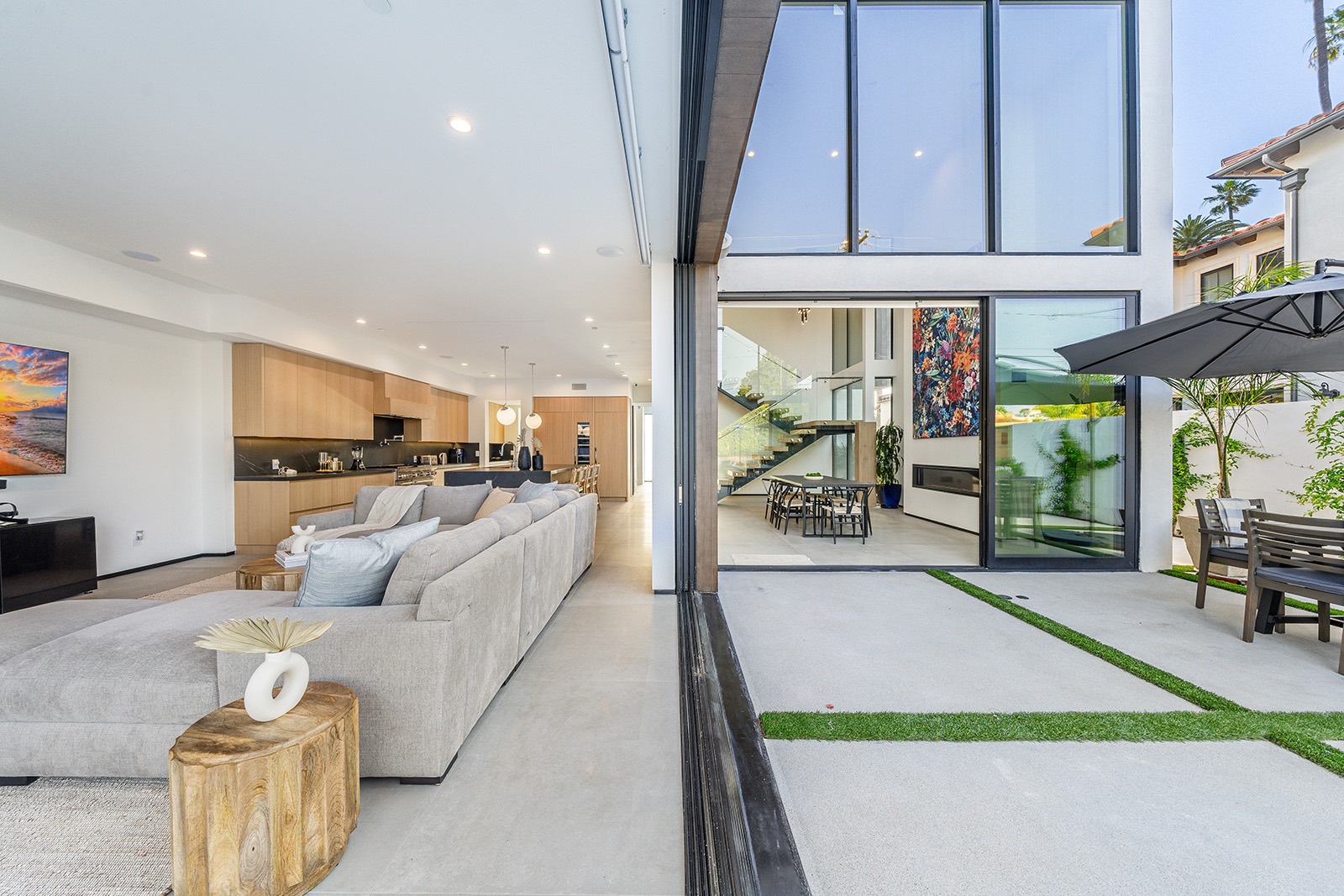 Luxury Beverly Hills Oasis: Pool, Spa & Views
