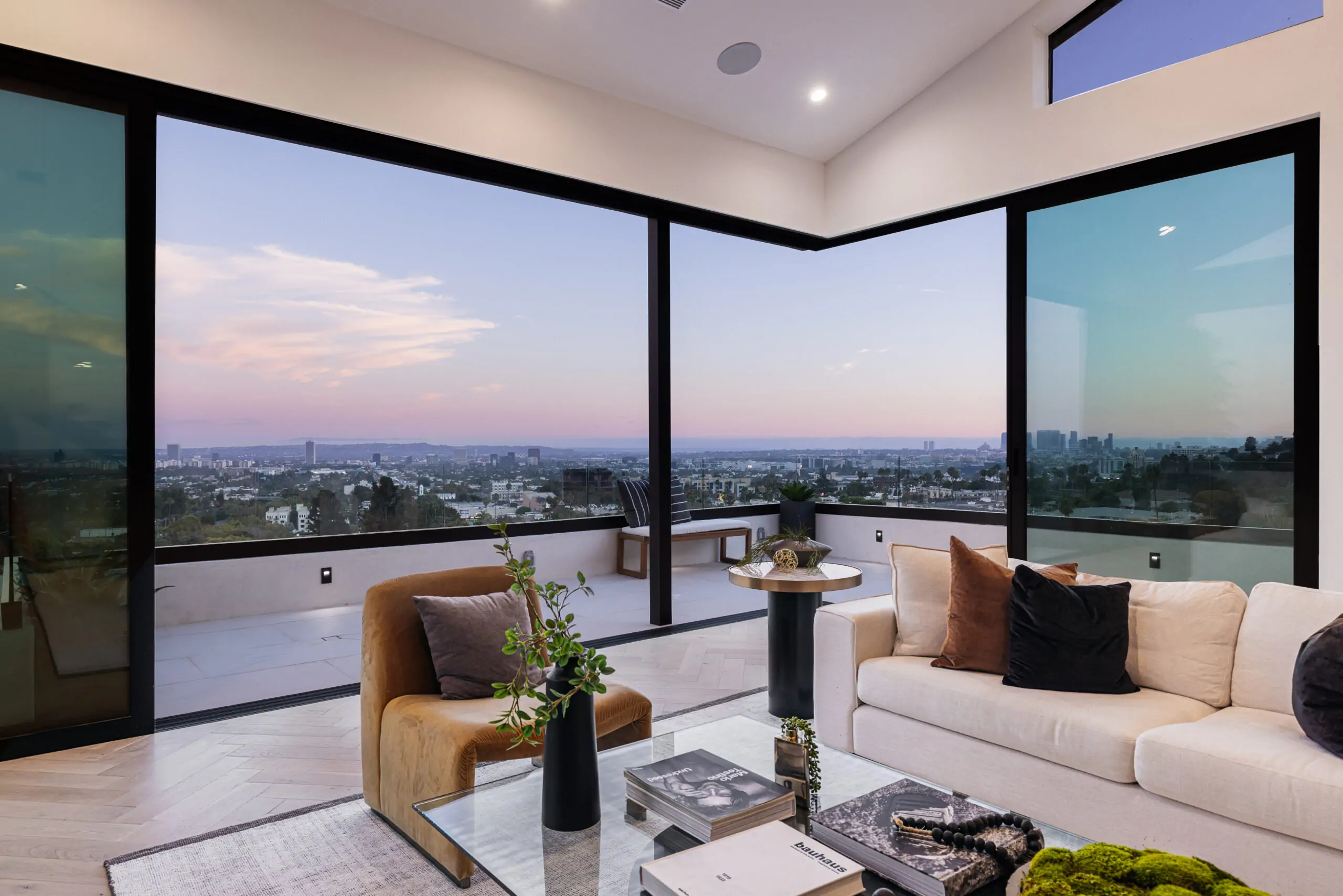 7866 Fareholm Dr, Los Angeles, CA 90046
