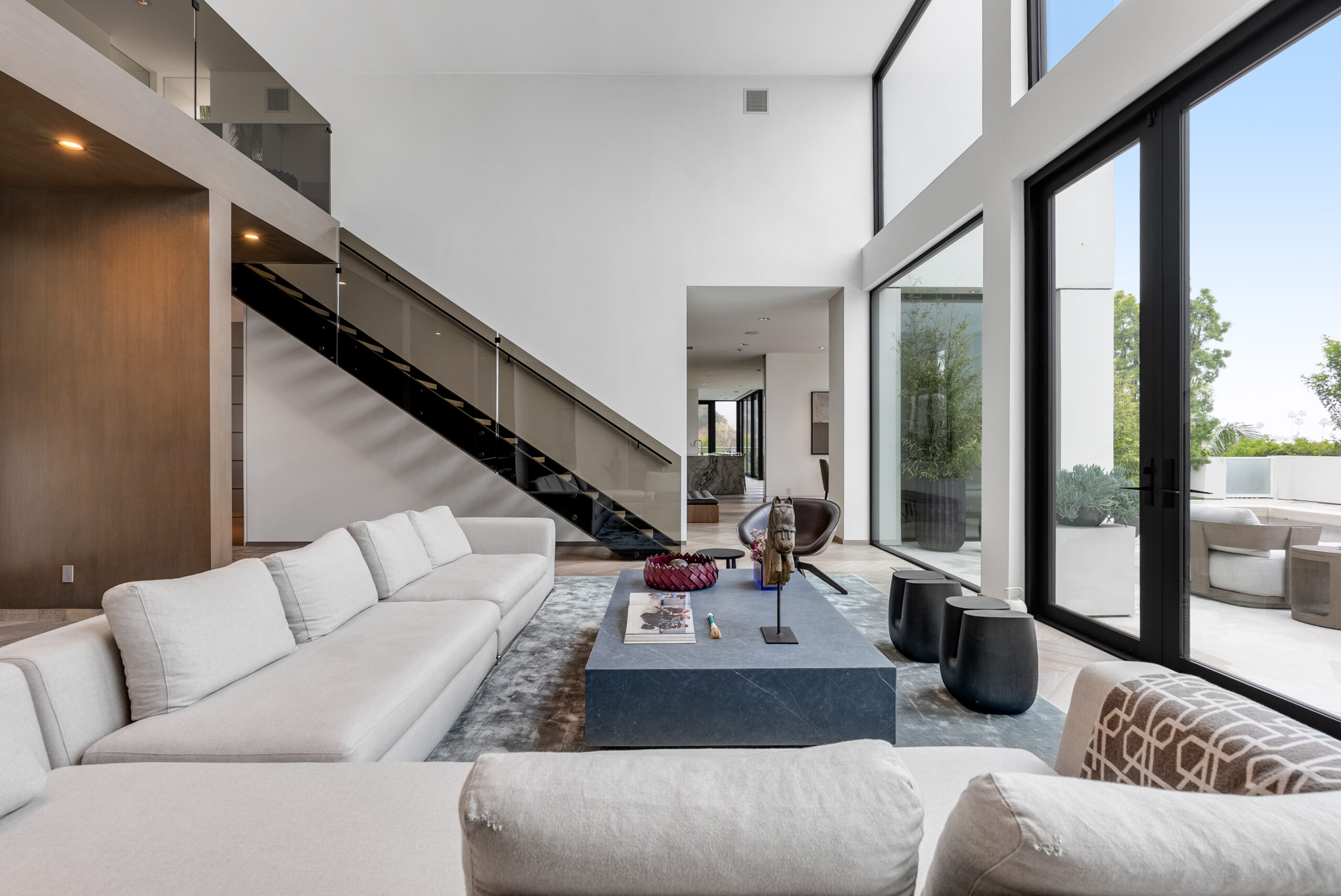 9405 Sierra Mar Pl, Los Angeles, CA 90069